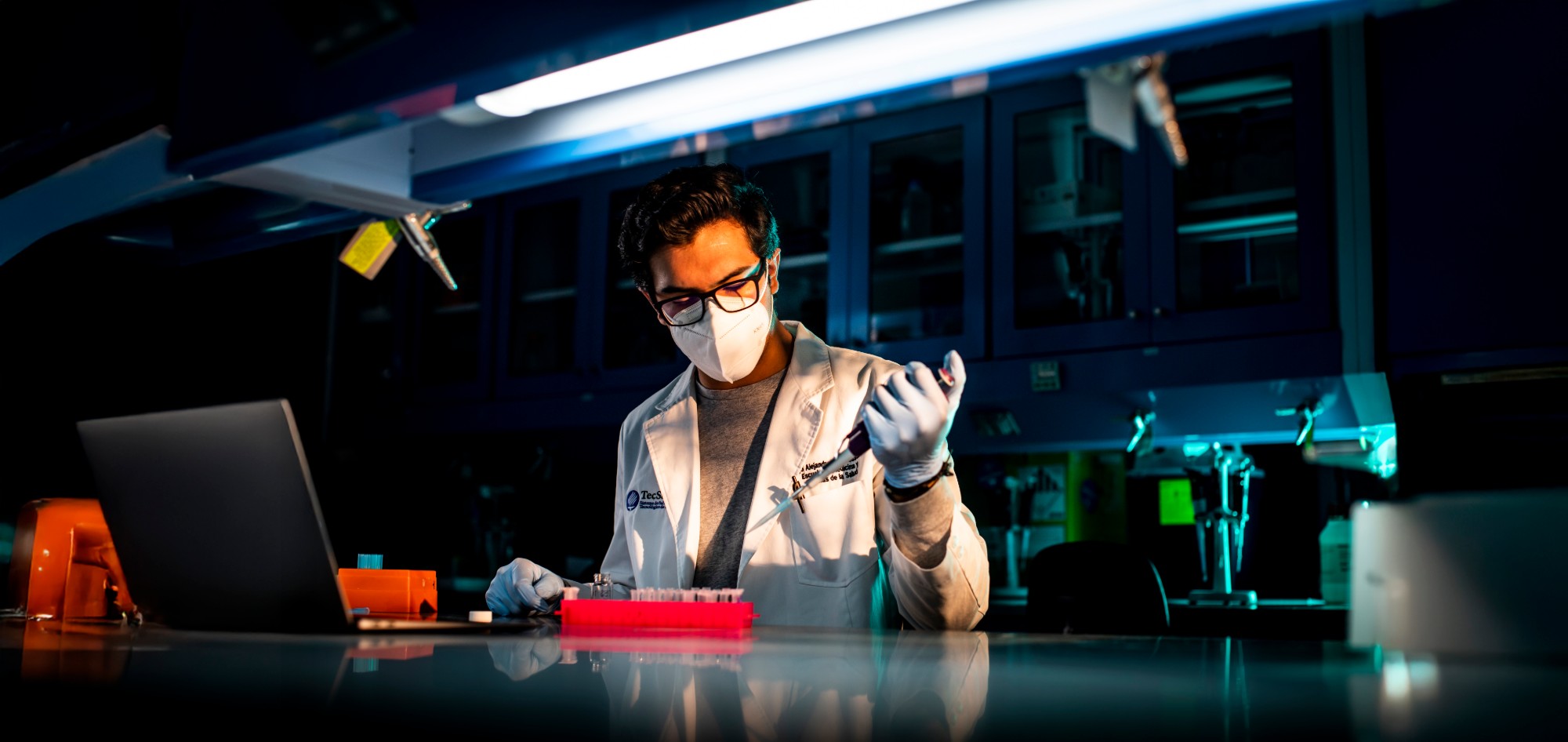Investigador en laboratorio
